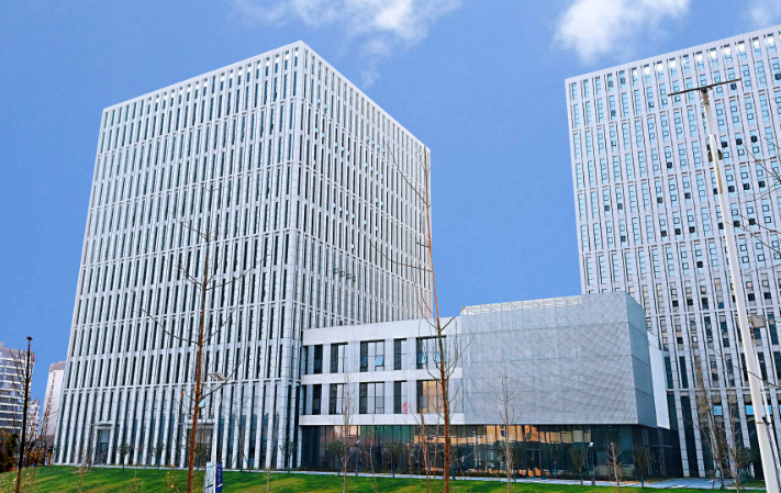 山东货架生产厂家解析：超市货架与重型货架选型差异及适配场景